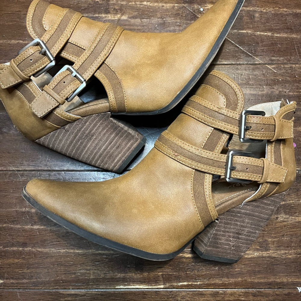 🔥🔥🔥Charles David brown Heeled Boots